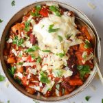 bol de chili au bœuf haché avec crème sure et fromage sur le dessus