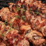 Brochettes de poulet grillées avec une marinade au citron et à l'ail