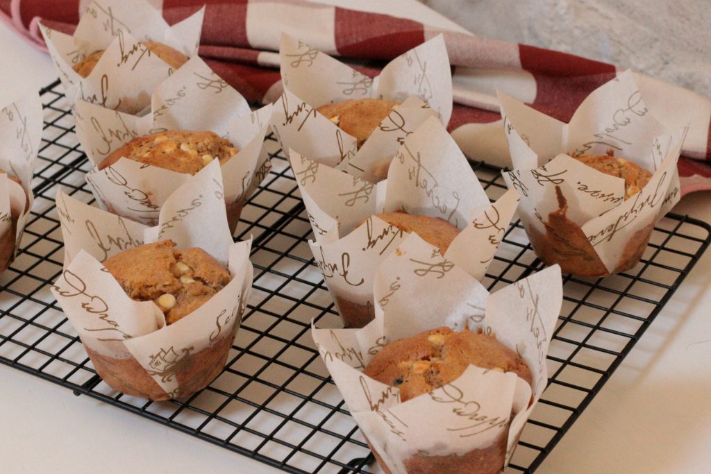 muffins aux canneberges et au chocolat blanc dans des moules à muffins