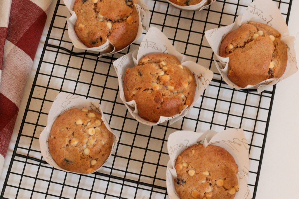 muffins aux canneberges et au chocolat blanc du dessus