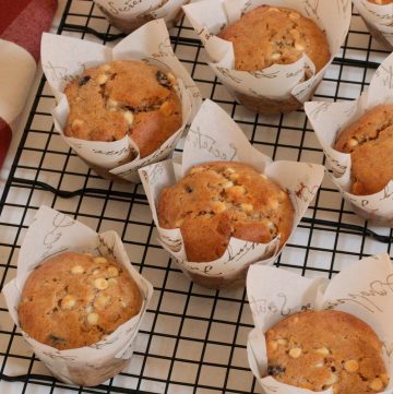 les muffins aux canneberges et au chocolat blanc sur une grille noire