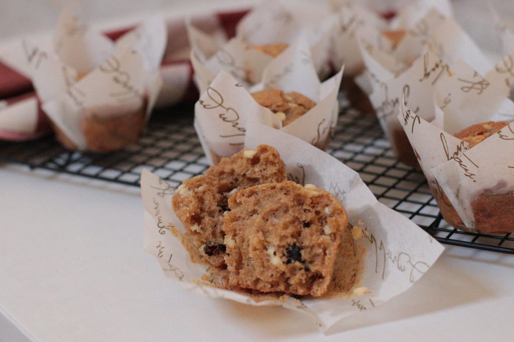 muffin aux canneberges et au chocolat blanc cassé en laissant apparaître la mie