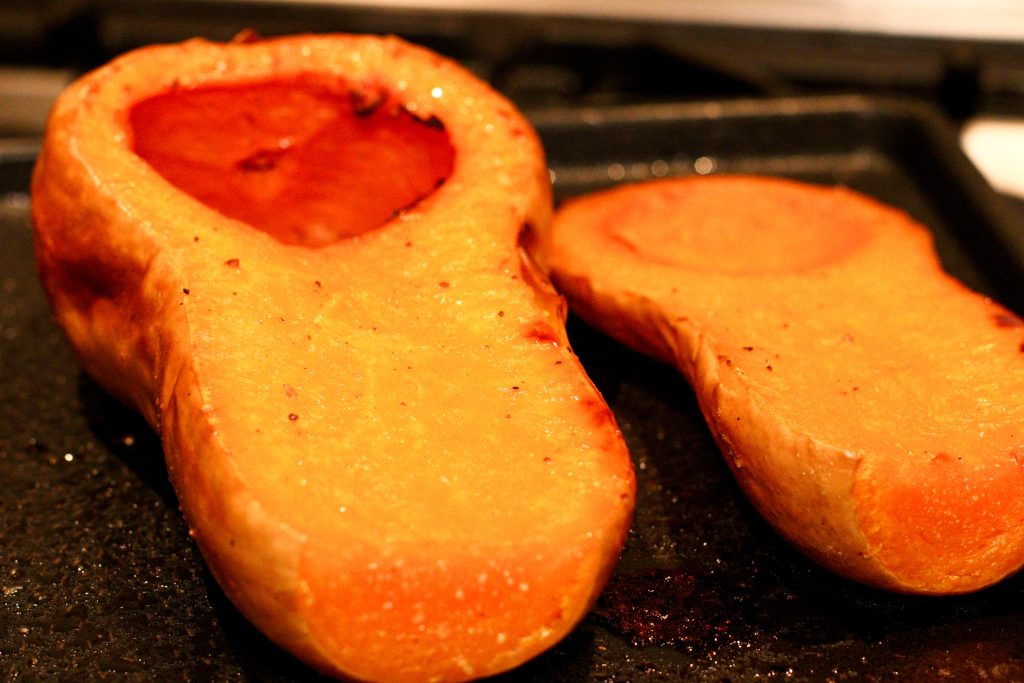 Courge butternut coupée en deux et rôtie