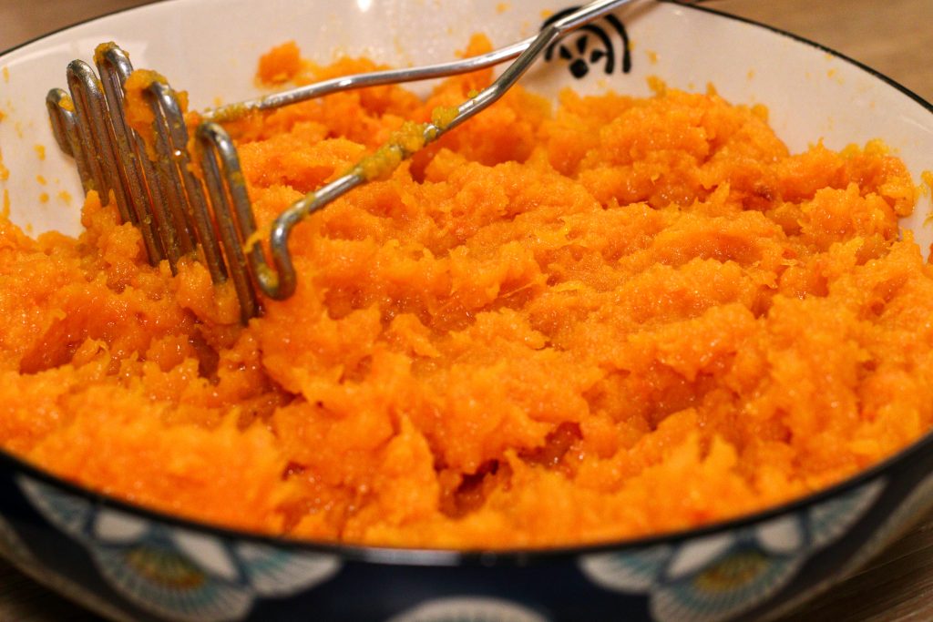Purée de courge butternut dans un grand bol peu profond