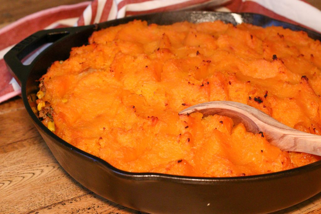 tarte cottage à la courge butternut dans une poêle en fonte