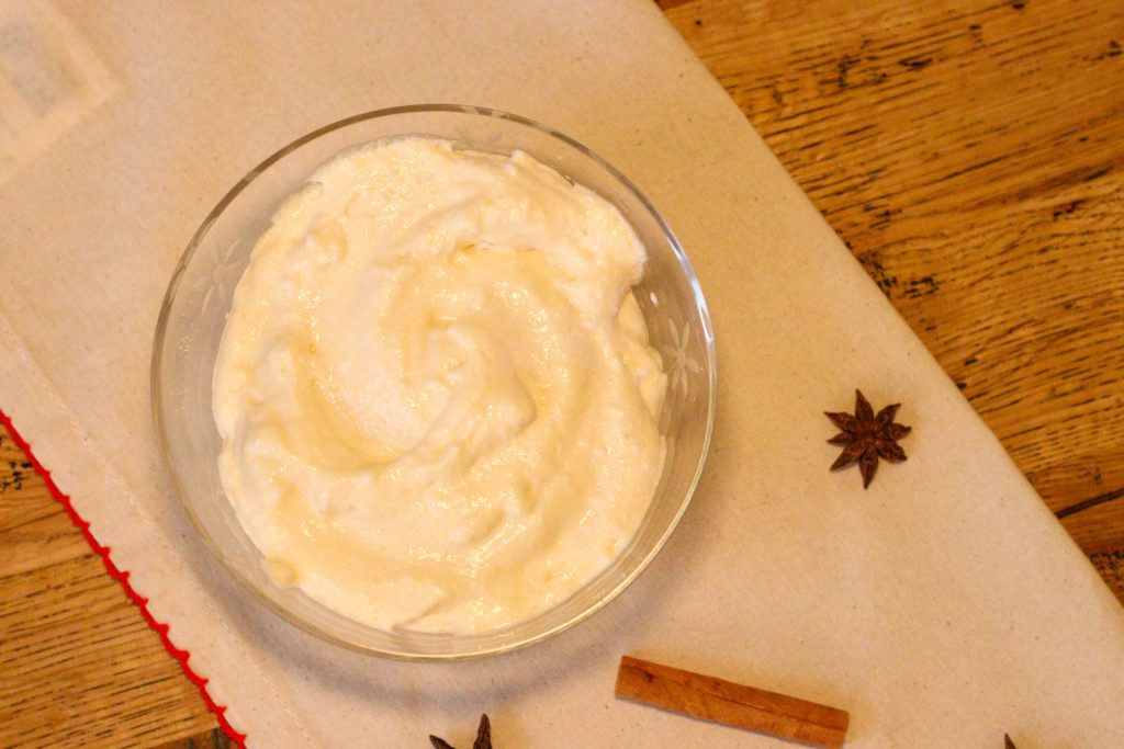 sabayon classique dans un bol en verre sur une nappe blanche festive