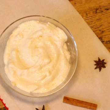 sabayon classique dans un bol en verre sur une nappe blanche festive