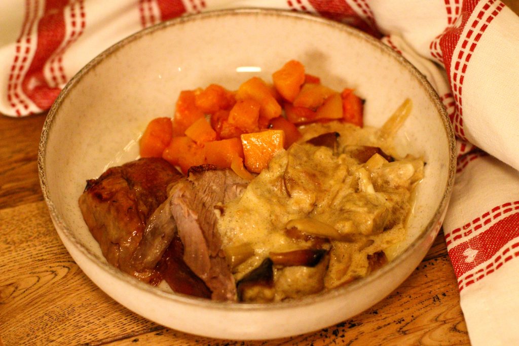 Cuisse de dinde rôtie avec pommes et oignons dans une sauce crémeuse et butternut rôti