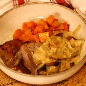 Cuisse de dinde rôtie avec pommes et oignons dans une sauce crémeuse et butternut rôti