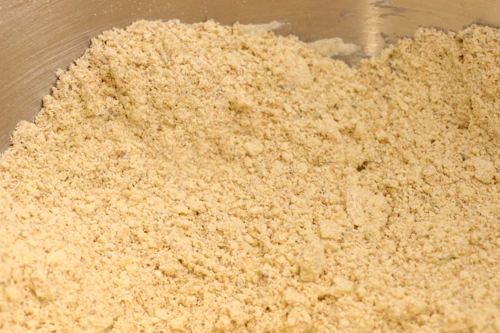 farine, beurre, herbes et sel mélangés pour obtenir une sorte de chapelure