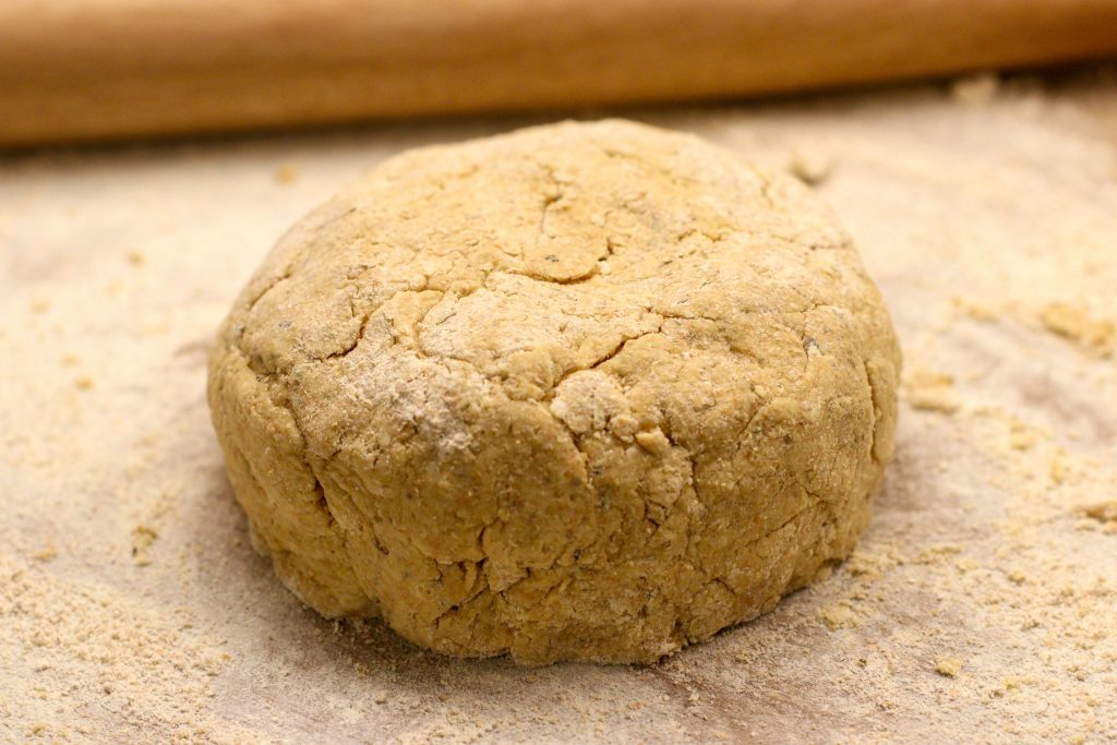 Former une boule de pâte sur une surface farinée.