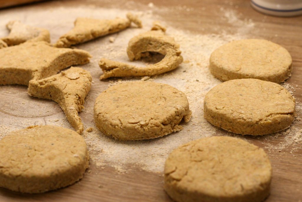 la garniture du cobbler au poulet, coupée en rondelles sur une surface farinée
