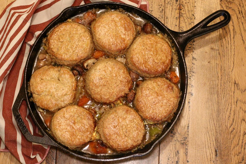 cobbler au poulet dans une poêle en fonte sur une table en bois