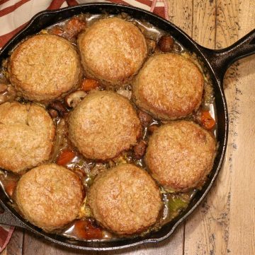 cobbler au poulet dans une poêle en fonte sur une table en bois