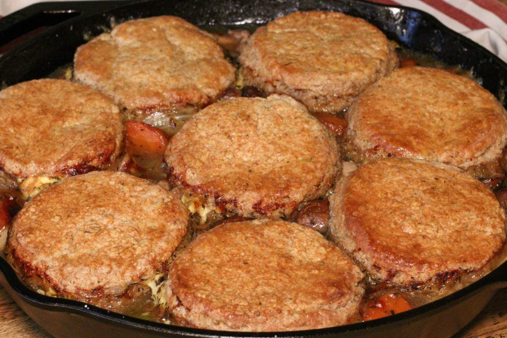 gros plan de la tourte de poulet au levain