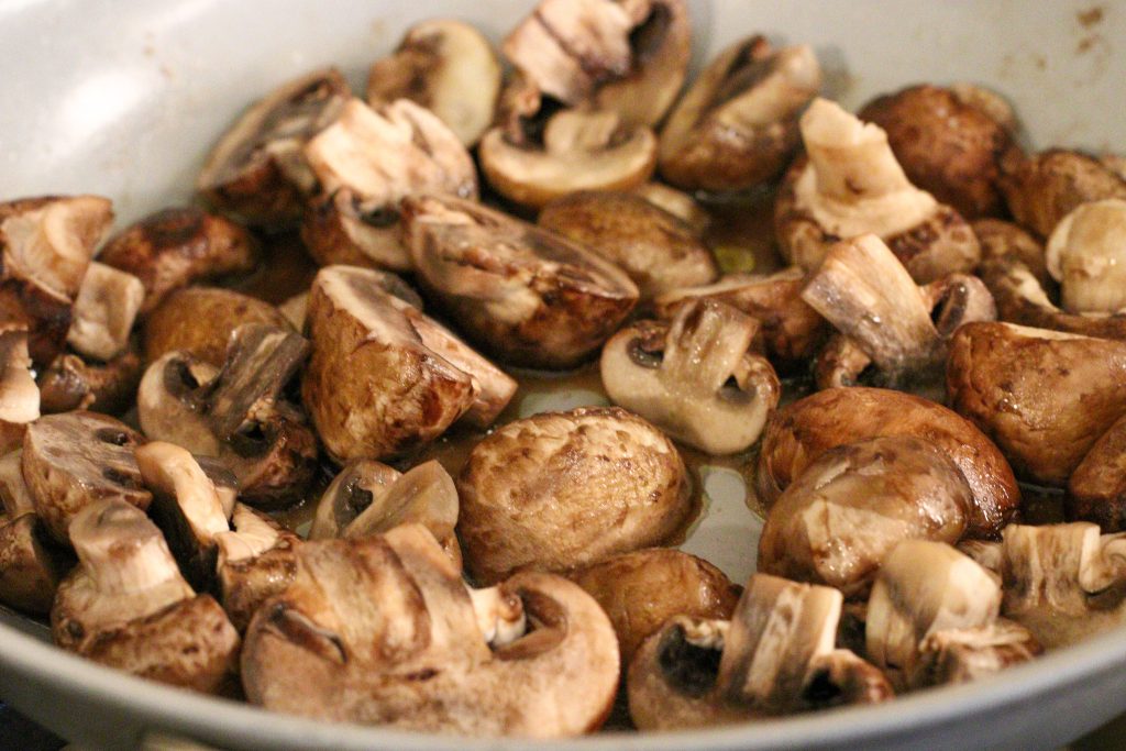 champignons frits dans une poêle en céramique