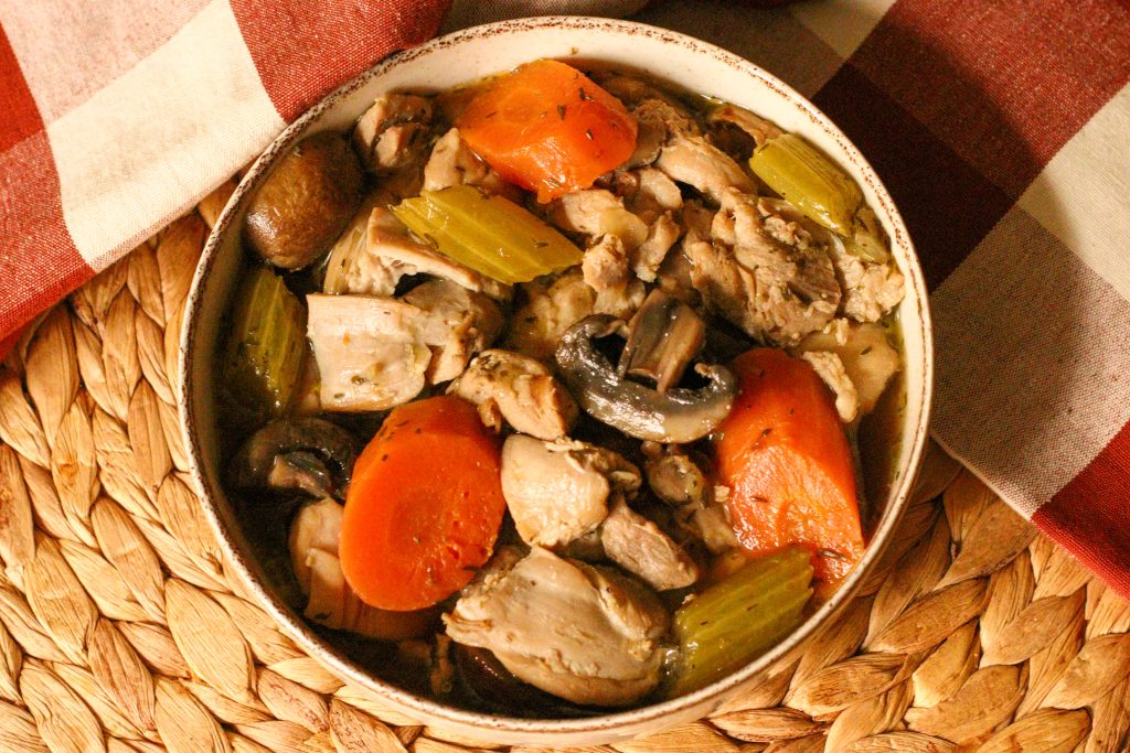 ragoût de poulet facile dans un petit bol sur un napperon rafia