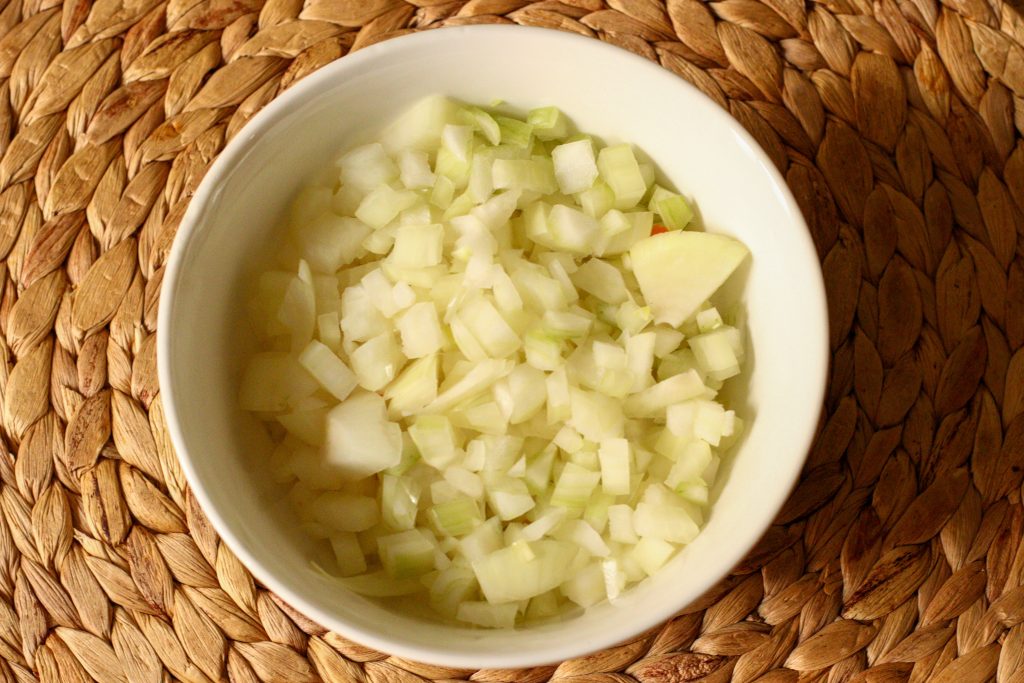 Oignon coupé en dés dans un petit bol