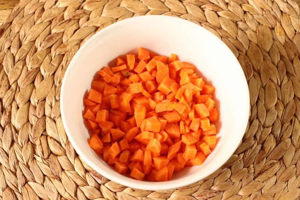 Carotte en dés dans un petit bol