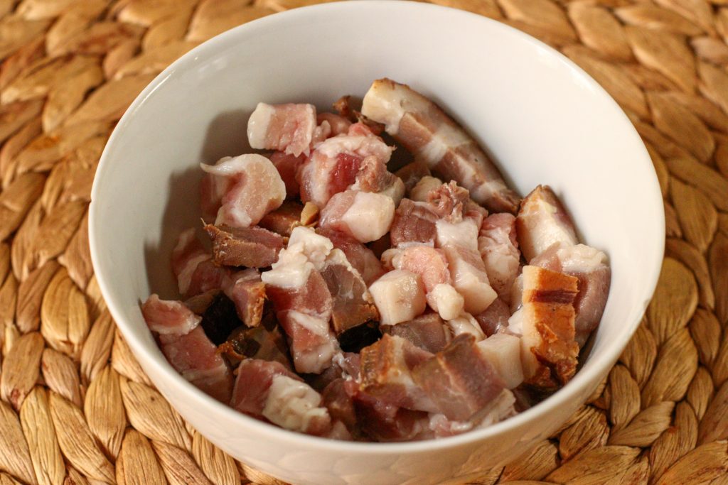 bacon fumé coupé en morceaux dans un petit bol