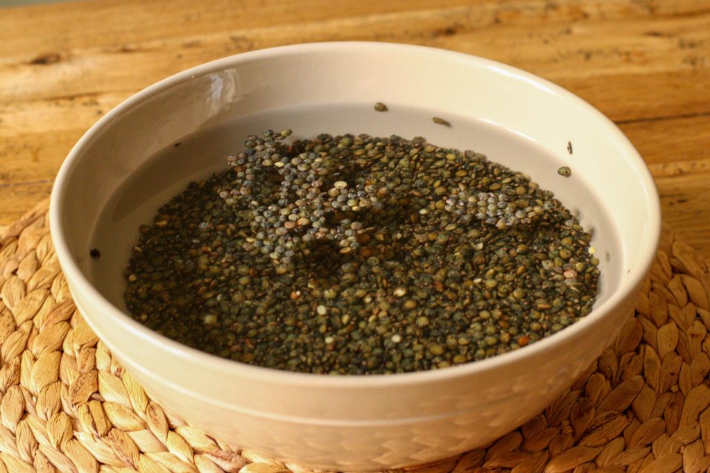 lentilles vertes à tremper dans un grand bol