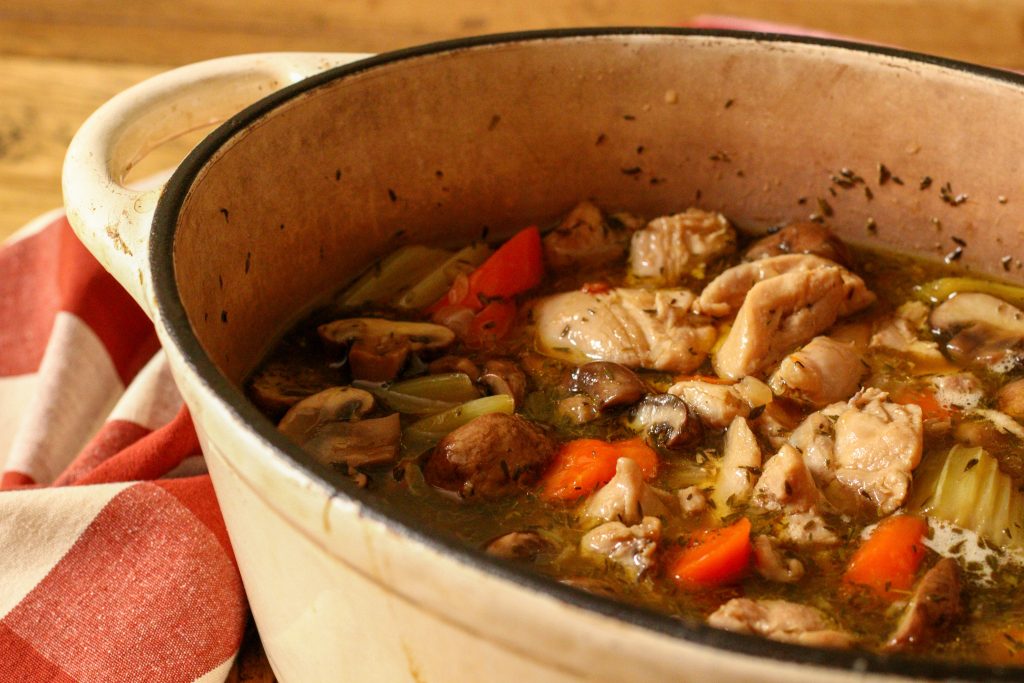 Ragoût de poulet facile dans un grand faitout