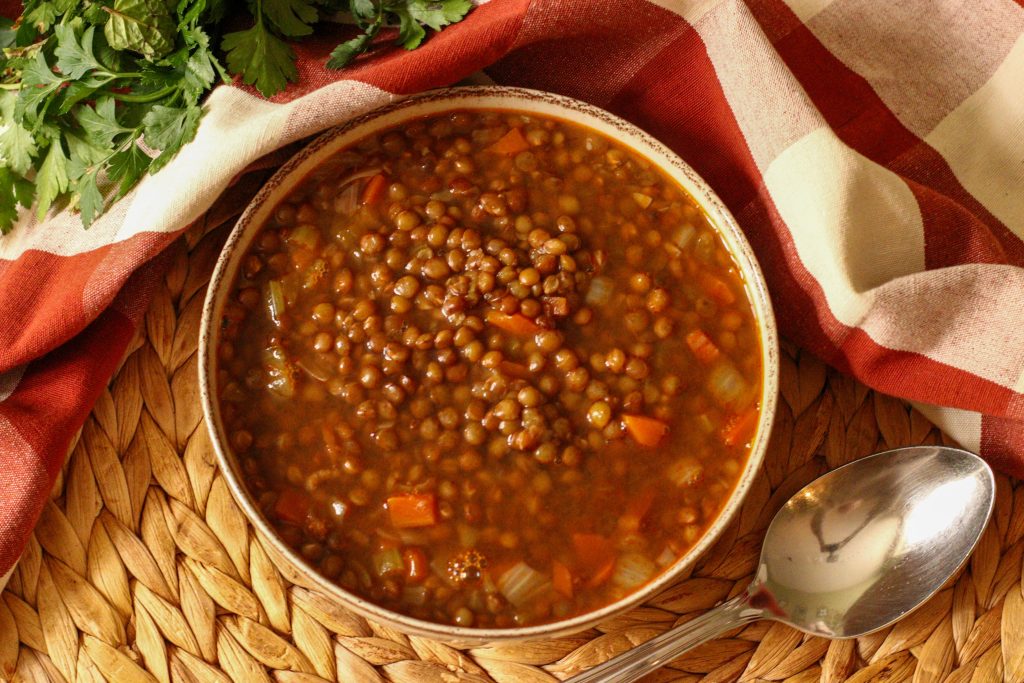 Soupe de lentilles aux lardons dans un bol à crème peu profond, vue d'en haut
