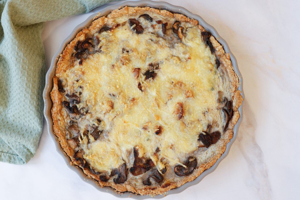 Quiche aux champignons et au bacon vue d'en haut