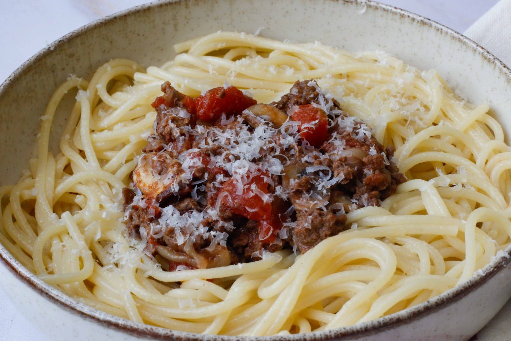 Gros plan de spaghetti bolognaise servis dans un petit bol